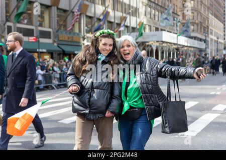 Les gens qui célèbrent la Saint Patrick dans les rues de New York, aux États-Unis. Banque D'Images