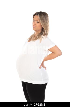 Jeune belle femme blonde enceinte s'attendant à bébé sur fond blanc isolé avec douleur au dos Banque D'Images