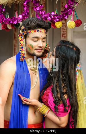 De jeunes artistes se sont habillés comme Lord Krishna et la déesse Radhaand jouant avec des couleurs sur le festival des couleurs appelé Holi, un populaire festival hindou de cel Banque D'Images