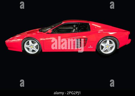 Cut-out, Studio Shot of a Red, Ferrari Testarossa, sur le stand art of cars, au salon de l'auto de Londres 2023 Banque D'Images