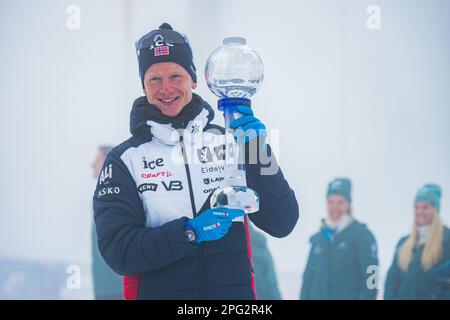 L'athlète norvégien Johannes Thingnes BoE reçoit un grand globe de cristal pour avoir remporté le score total de la coupe du monde en biathlon. (Photo par Igor Stan?ík / SOPA Images/Sipa USA) Banque D'Images