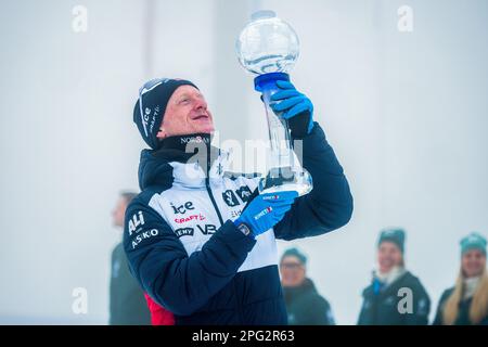 L'athlète norvégien Johannes Thingnes BoE reçoit un grand globe de cristal pour avoir remporté le score total de la coupe du monde en biathlon. (Photo par Igor Stan?ík / SOPA Images/Sipa USA) Banque D'Images