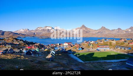 Ville Tasiilaq (anciennement Ammassalik), la plus grande ville de l'est du Groenland. Amérique, Groenland, Tasiilaq, territoire danois Banque D'Images