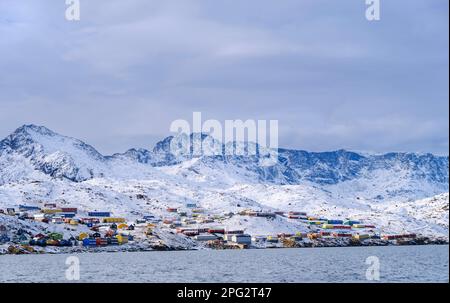 Ville Tasiilaq (anciennement Ammassalik), la plus grande ville de l'est du Groenland. Amérique, Groenland, Tasiilaq, territoire danois Banque D'Images