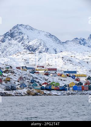 Ville Tasiilaq (anciennement Ammassalik), la plus grande ville de l'est du Groenland. Amérique, Groenland, Tasiilaq, territoire danois Banque D'Images