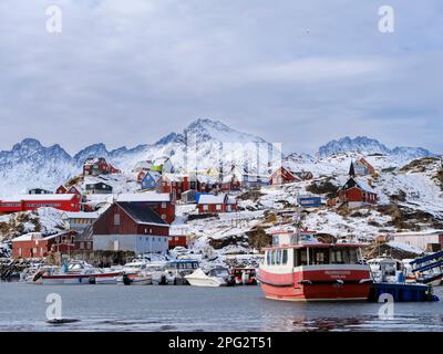 Ville Tasiilaq (anciennement Ammassalik), la plus grande ville de l'est du Groenland. Amérique, Groenland, Tasiilaq, territoire danois Banque D'Images