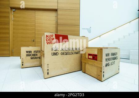 Mayence, Allemagne. 20th mars 2023. Des boîtes de transport se trouvent dans le foyer de LIZA (centre archéologique Leibniz). Lors d'une visite du nouveau bâtiment de LEIZA (Centre d'archéologie Leibniz), les journalistes ont pu découvrir le travail de l'institution. Le LEIZA (Leibniz Centre for Archaeology) (anciennement RGZM/Roman-Germanic Central Museum) est une institution de recherche internationale active en archéologie. Credit: Andreas Arnold/dpa/Alay Live News Banque D'Images