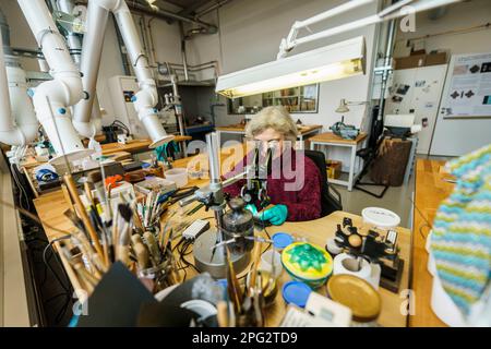 Mayence, Allemagne. 20th mars 2023. Heidrun Hochgesand, restaurateur, est assis sur son lieu de travail. Lors d'une visite du nouveau bâtiment de LEIZA (centre d'archéologie Leibniz), les journalistes ont pu découvrir le travail de l'installation. LEIZA (centre d'archéologie Leibniz) (anciennement RGZM/Musée central romain-germanique) est une institution de recherche internationale active en archéologie. Credit: Andreas Arnold/dpa/Alay Live News Banque D'Images