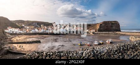 STAITHES, NORTH YORKSHIRE, ROYAUME-UNI - 11 MARS 2023. Une vue aérienne sur le paysage du pittoresque village de pêcheurs du Yorkshire de Staithes qui est un touri populaire Banque D'Images