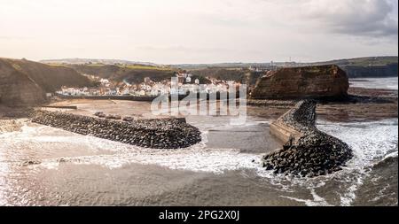 STAITHES, NORTH YORKSHIRE, ROYAUME-UNI - 11 MARS 2023. Une vue aérienne sur le paysage du pittoresque village de pêcheurs du Yorkshire de Staithes qui est un touri populaire Banque D'Images