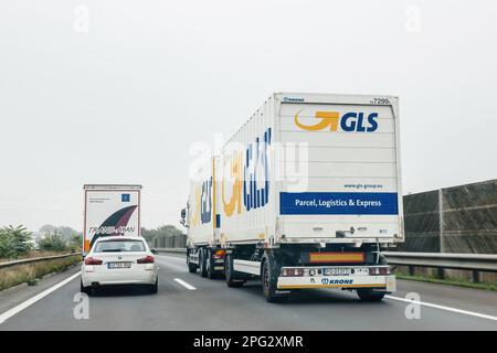 Autriche, 30 septembre 2014: Un camion de fret rapide avec une remorque de livraison Krone GLS transporte des colis le long de l'autoroute dans un mode logistique efficace de transport - arrivée rapide à l'heure Banque D'Images