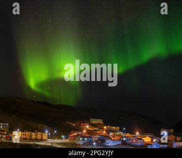 Northern Lights sur la ville. Ville Tasiilaq (anciennement Ammassalik), la plus grande ville de l'est du Groenland. Amérique, Groenland, Tasiilaq, danemark ter Banque D'Images