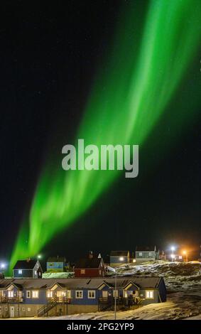 Northern Lights sur la ville. Ville Tasiilaq (anciennement Ammassalik), la plus grande ville de l'est du Groenland. Amérique, Groenland, Tasiilaq, danemark ter Banque D'Images