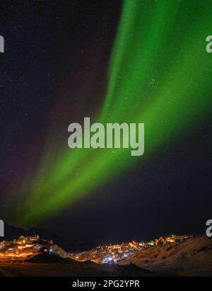 Northern Lights sur la ville. Ville Tasiilaq (anciennement Ammassalik), la plus grande ville de l'est du Groenland. Amérique, Groenland, Tasiilaq, danemark ter Banque D'Images