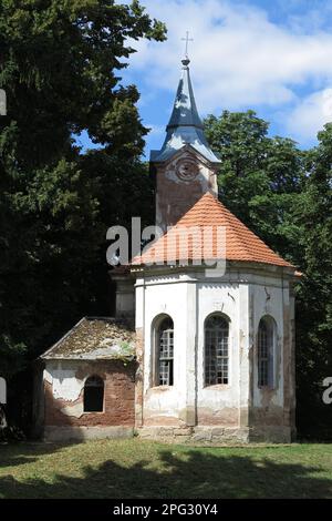 Ruines de l'église de l'Exaltation de la Sainte Croix construite en 1852, village de Vrbice, République tchèque Banque D'Images