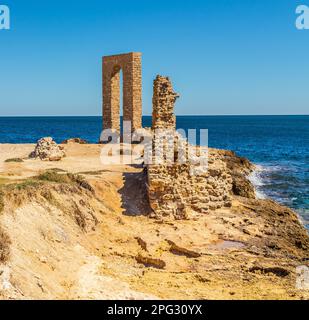 Arc près du Cethon phénicien et cimetière sur les armoiries de Mahdia, Tunisie. Afrique du Nord Banque D'Images