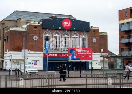 Slough, Berkshire, Royaume-Uni. 20th mars 2023. Le Buzz Bingo Hall sur le A4 à Slough est de fermer de façon permanente comme le nombre de joueurs de bingo n'a pas retourné à la pré Covid-19 panic Numbers. Le site, un ancien cinéma d'Adelphi puis théâtre a accueilli des artistes célèbres, dont les Beatles, Jimi Hendrix et Roy Orbison. Il a été acheté par Slough Borough Council en 2018 pour £4,6m. Slough Borough Council sont £760 millions de dettes et cherchent à vendre le site avec d'autres actifs dans la ville. Crédit : Maureen McLean/Alay Live News Banque D'Images