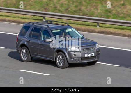 2008 gris LAND ROVER FREELANDER TD4 GS 2179cc Diesel automatique à 6 vitesses ; conduite sur l'autoroute M6, Royaume-Uni Banque D'Images