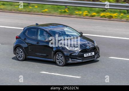 2021 Black TOYOTA YARIS DESIGN HEV CVT 1490cc Hybrid Electric ; sur l'autoroute M6, Royaume-Uni Banque D'Images