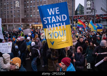 24.02.2023, Berlin, Allemagne, Europe - a l'anniversaire du début de la guerre en Ukraine par la Russie, plusieurs milliers de manifestants participent à un rassemblement. Banque D'Images