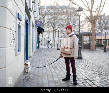 Femme marchant Jack Russell terrier à Montmartre à Paris Banque D'Images
