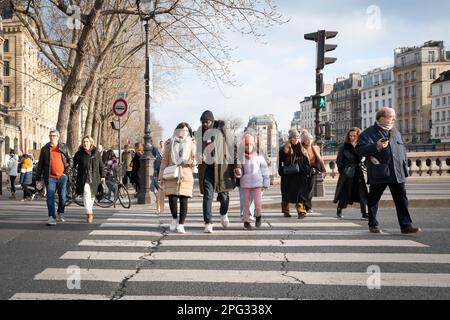 Les Parisiens traversent la route sur le pont de la Concorde à Paris Banque D'Images