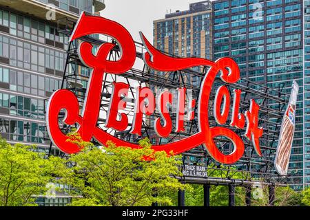 Le panneau Pepsi-Cola du parc national de Gantry Plaza est une copie de l'original, qui a été monté au-dessus d'une usine Pepsi-Cola maintenant démolie. Banque D'Images