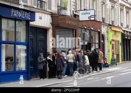 Les clients font la queue pour un café dans la rue des Martyrs à Paris, en France Banque D'Images