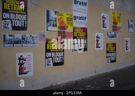 Des affiches de campagne orneront un mur de la place des fêtes de Paris, alors que les travailleurs frappent contre les réformes controversées des retraites de Macron, place des fêtes, 75019 Paris, France - Jane Burke, mars 2023 Banque D'Images