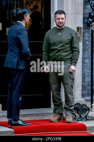 Le Premier ministre Rishi Sunak accueille le président ukrainien, Volodymyr Zelensky, au numéro 10 Downing Street à Londres. Banque D'Images