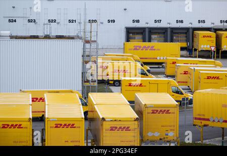 Aschheim, Allemagne. 20th mars 2023. Les conteneurs et les véhicules portant le logo DHL se trouvent au centre de colis DHL. La connexion au centre de colis existant crée le plus grand site de traitement de colis Deutsche Post DHL en Allemagne. Credit: Sven Hoppe/dpa/Alay Live News Banque D'Images