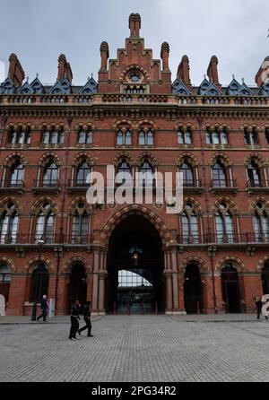 Londres - 05 07 2022 : façade avec entrée de l'horloge de la gare internationale de St Pancras sur Euston Rd Banque D'Images