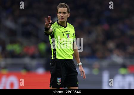 Milan, Italie. 19th mars 2023. Daniele Chiffi, arbitre officiel, gestes pendant la série Un match de football entre le FC Internazionale et le FC Juventus au Stadio Giuseppe Meazza sur 19 mars 2023 à Milan Italie . Credit: Marco Canoniero / Alamy Live News Banque D'Images