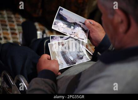 (230320) -- BAGDAD, 20 mars 2023 (Xinhua) -- Abdullah Mahmoud Ibrahim regarde des photos de sa maison détruite par un missile américain en 2005, à Dhuluiyah, Irak, 6 mars 2023. (Xinhua/Wang Dongzhen) Banque D'Images