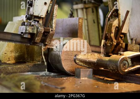 découpe d'un cylindre en fonte pour la production de roues de dispositifs de refroidissement dans une centrale nucléaire Banque D'Images