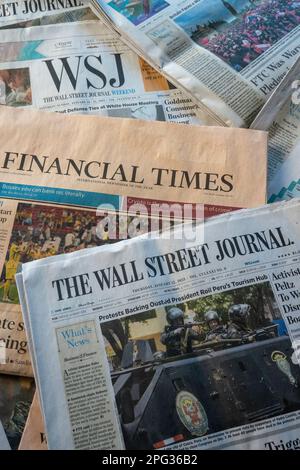 Encore la vie de l'assortiment "Wall Street Journal" et "Financial Times" sections de journaux, 2023, Etats-Unis Banque D'Images