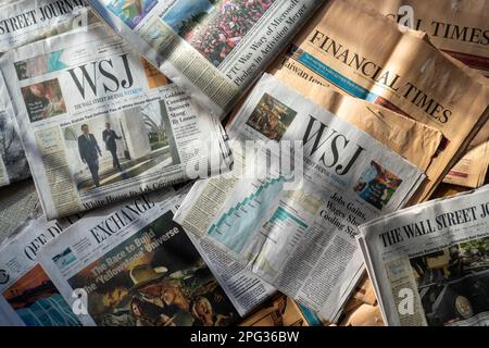 Encore la vie de l'assortiment "Wall Street Journal" et "Financial Times" sections de journaux, 2023, Etats-Unis Banque D'Images