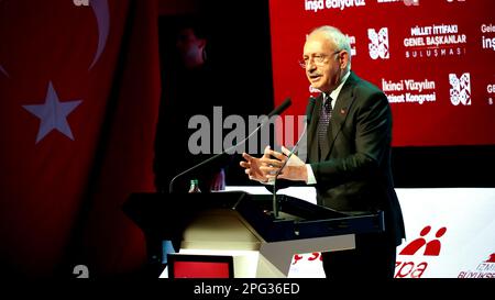 Izmir, Turquie. 19th mars 2023. Le candidat à la présidence de l'Alliance nationale et le président du Parti populaire républicain (CHP) Kemal Kilicdaroglu, le président du Parti pour la démocratie et le progrès (DEVA) Ali Babacan, le président du Parti démocrate Gultekin Uysal, le président du futur Parti (GP) Ahmet Davutoglu, Le président du parti Felicity (SP), Temel Karamollaoglu, et le vice-président du parti Good (İYİ), Umit Ozlale, ont assisté à la réunion des présidents généraux de l'Alliance de la nation, qui s'est tenue dans le cadre du Congrès économique du deuxième siècle. Crédit: İdil Toffolo/Alay Live News Banque D'Images