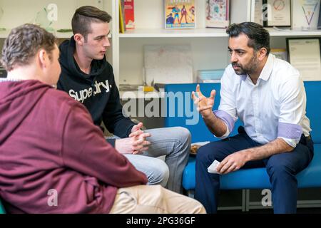 Humza Yousaf, candidat à la direction du Parti national écossais, lors d'une visite à qui s'intéresse ? L'Écosse, à Glasgow, alors qu'elle est sur la piste de la campagne électorale. Date de la photo: Lundi 20 mars 2023. Banque D'Images