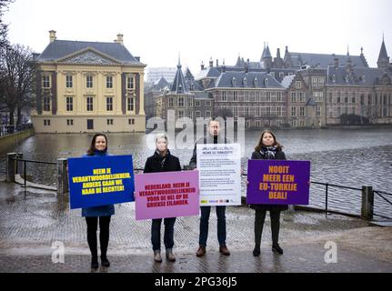 LA HAYE - des membres d'Amnesty International, de l'organisation de paix PAX, de la Défense pour les enfants et de la Fondation Boat Refugee manifestent à la Hofvijver au sujet de violations des droits de l'homme dans les camps de réfugiés grecs. Les organisations tiennent le gouvernement néerlandais responsable des conséquences de ce que l'on appelle l'accord UE-Turquie. En tant que président du Conseil de l'Union européenne, les pays-Bas ont joué un rôle important dans la réalisation et la mise en œuvre de cet accord. ANP RAMON VAN FLYMEN pays-bas sortie - belgique sortie Banque D'Images