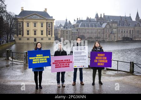 LA HAYE - des membres d'Amnesty International, de l'organisation de paix PAX, de la Défense pour les enfants et de la Fondation Boat Refugee manifestent à la Hofvijver au sujet de violations des droits de l'homme dans les camps de réfugiés grecs. Les organisations tiennent le gouvernement néerlandais responsable des conséquences de ce que l'on appelle l'accord UE-Turquie. En tant que président du Conseil de l'Union européenne, les pays-Bas ont joué un rôle important dans la réalisation et la mise en œuvre de cet accord. ANP RAMON VAN FLYMEN pays-bas sortie - belgique sortie Banque D'Images