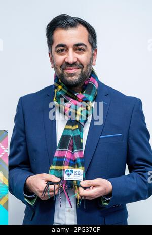 Humza Yousaf, candidat à la direction du Parti national écossais, lors d'une visite à qui s'intéresse ? L'Écosse, à Glasgow, alors qu'elle est sur la piste de la campagne électorale. Date de la photo: Lundi 20 mars 2023. Banque D'Images