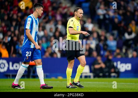 L'arbitre signale une pénalité lors du match de la Liga entre le RCD Espanyol et le RC Celta de Vigo au stade RCDE sur 18 mars à Barcelone, Espagne. (Photo par / Sergio Ruiz / PRESSIN) Banque D'Images