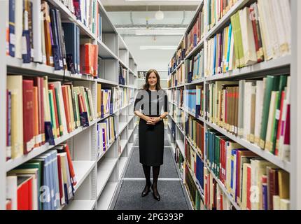 Mayence, Allemagne. 20th mars 2023. Le professeur Alexandra Busch, directrice générale, LIZA (centre d'archéologie Leibniz), se trouve dans la bibliothèque. Lors d'une visite du nouveau bâtiment de LEIZA (Centre d'archéologie Leibniz), les journalistes ont pu découvrir le travail de l'institution. Le LEIZA (Leibniz Centre for Archaeology) (anciennement RGZM/Roman-Germanic Central Museum) est une institution de recherche internationale active en archéologie. Credit: Andreas Arnold/dpa/Alay Live News Banque D'Images