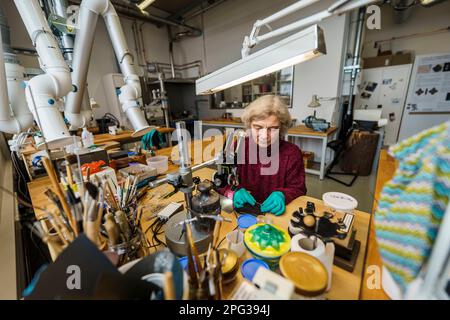 Mayence, Allemagne. 20th mars 2023. Heidrun Hochgesand, restaurateur, est assis sur son lieu de travail. Lors d'une visite du nouveau bâtiment de LEIZA (Centre d'archéologie Leibniz), les journalistes ont pu découvrir le travail de l'institution. LEIZA (centre d'archéologie Leibniz) (anciennement RGZM/Musée central romain-germanique) est une institution de recherche internationale active en archéologie. Credit: Andreas Arnold/dpa/Alay Live News Banque D'Images