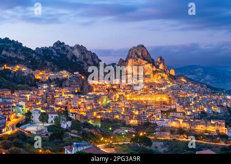 Gagliano Castelferrato, Italie en Sicile au crépuscule. Banque D'Images