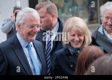 Warrington, Cheshire, Royaume-Uni. 20th mars 2023. Sir John Major, les familles et les Dignitries se réunissent pour se souvenir du bombardement de Warrington, 30 ans après jour. Jonathan ball (3) et Tim Parry (12) sont morts et 54 autres ont été blessés. Credit: Mark Lear / Alamy Live News Banque D'Images