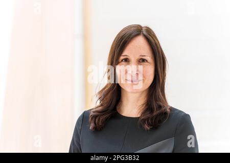 Mayence, Allemagne. 20th mars 2023. Le professeur Alexandra Busch, directrice générale, LIZA (centre d'archéologie Leibniz), se trouve dans l'escalier de l'installation. Lors d'une visite du nouveau bâtiment de LEIZA (Centre d'archéologie Leibniz), les journalistes ont pu découvrir le travail de l'institution. Le LEIZA (Leibniz Centre for Archaeology) (anciennement RGZM/Roman-Germanic Central Museum) est une institution de recherche internationale active en archéologie. Credit: Andreas Arnold/dpa/Alay Live News Banque D'Images