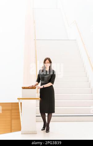 Mayence, Allemagne. 20th mars 2023. Le professeur Alexandra Busch, directrice générale, LIZA (centre d'archéologie Leibniz), se trouve dans l'escalier de l'installation. Lors d'une visite du nouveau bâtiment de LEIZA (Centre d'archéologie Leibniz), les journalistes ont pu découvrir le travail de l'institution. Le LEIZA (Leibniz Centre for Archaeology) (anciennement RGZM/Roman-Germanic Central Museum) est une institution de recherche internationale active en archéologie. Credit: Andreas Arnold/dpa/Alay Live News Banque D'Images