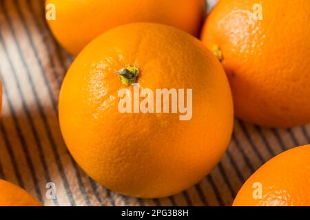 Bouquet d'oranges brutes bio prêt à manger Banque D'Images